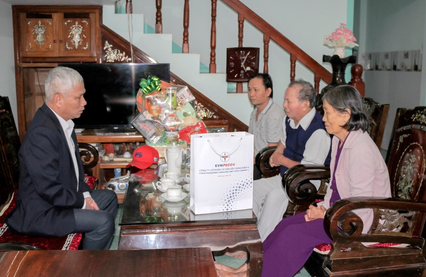 Nét đẹp văn hóa “Uống nước nhớ nguồn” thăm, chúc Tết các bậc Thân sinh Lãnh đạo Công ty và đơn vị trong EVNPECC4